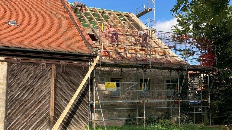Der alte Gutshof am Schwanberg: Derzeit lässt die Stadt Iphofen als Eigentümerin den maroden Dachstuhl sanieren. Der alte Gutshof am Schwanberg: Derzeit lässt die Stadt Iphofen als Eigentümerin den maroden Dachstuhl sanieren.