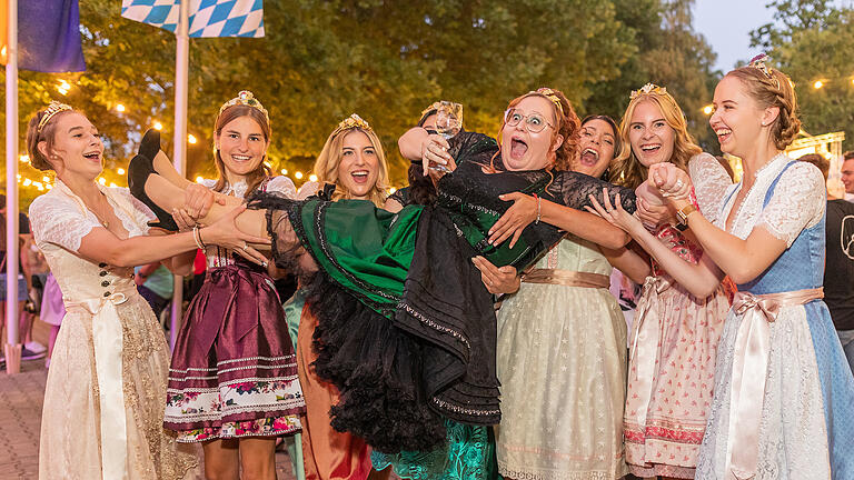 Das Volkacher Weinfest ist eröffnet! Nach 2-jähriger Corona Pause strömten tausende Besucher am Freitag 12.08.22 zum Weinfestplatz nach Volkach. Für die musikalische Unterhaltung sorgte die Stimmungskapelle 'Die Wülfershäuser Musikanten'.