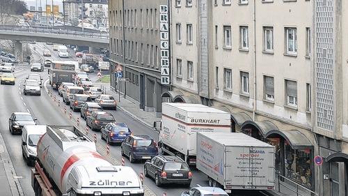 Nur bis zum August: Hohe Zuschüsse für Schallschutzfenster - (aj) Gute Nachrichten für lärmgeplagte Anwohner am Stadtring Nord und in der Randersackerer Straße: Im Rahmen des Konjunkturpaketes II fördert die Stadt den Einbau von Schallschutzfenstern. Hauseigentümer bekommen sie bei einem Eigenanteil von nur zehn Prozent fast geschenkt. „Die Wohnqualität erhöht sich dadurch merklich. Deshalb sollten Mieter und Eigentümer Interesse an dem Programm haben“, meinte Oberbürgermeister Georg Rosenthal bei der Vorstellung. Wichtig: Die Anträge müssen spätestens bis 31. August 2010 beim Umweltamt eingehen. Die Fördermittel werden zu drei Vierteln vom Bund und jeweils zu 12,5 Prozent von Freistaat und Stadt Würzburg bezahlt. Diese rechnet mit Kosten von 40 000 bis 50 000 Euro. In Frage kommen Häuser am Stadtring Nord zwischen Rimparer Straße und Europastern (Bild) – betroffen sind dort 415 Wohnungen – sowie in der Randersackerer Straße zwischen Felix-Dahn-Straße und Conradistraße. Hier könnten 287 Wohnungen von dem Schallschutzfenster-Programm profitieren. Gefördert werden Fenster und Türen mit maximal 500 Euro pro Quadratmeter und schallgedämmte Lüfter oder Rollladenkästen mit bis zu 600 Euro je Stück. Im Gesamtfördertopf sind für beide Straßen 460 000 Euro. Weitere Informationen beim Umweltamt, (0931) 37-27 53. Nur bis zum August: Hohe Zuschüsse für Schallschutzfenster - (aj) Gute Nachrichten für lärmgeplagte Anwohner am Stadtring Nord und in der Randersackerer Straße: Im Rahmen des Konjunkturpaketes II fördert die Stadt den Einbau von Schallschutzfenstern. Hauseigentümer bekommen sie bei einem Eigenanteil von nur zehn Prozent fast geschenkt. „Die Wohnqualität erhöht sich dadurch merklich. Deshalb sollten Mieter und Eigentümer Interesse an dem Programm haben“, meinte Oberbürgermeister Georg Rosenthal bei der Vorstellung. Wichtig: Die Anträge müssen spätestens bis 31. August 2010 beim Umweltamt eingehen. Die Fördermittel werden zu drei Vierteln vom Bund und jeweils zu 12,5 Prozent von Freistaat und Stadt Würzburg bezahlt. Diese rechnet mit Kosten von 40 000 bis 50 000 Euro. In Frage kommen Häuser am Stadtring Nord zwischen Rimparer Straße und Europastern (Bild) – betroffen sind dort 415 Wohnungen – sowie in der Randersackerer Straße zwischen Felix-Dahn-Straße und Conradistraße. Hier könnten 287 Wohnungen von dem Schallschutzfenster-Programm profitieren. Gefördert werden Fenster und Türen mit maximal 500 Euro pro Quadratmeter und schallgedämmte Lüfter oder Rollladenkästen mit bis zu 600 Euro je Stück. Im Gesamtfördertopf sind für beide Straßen 460 000 Euro. Weitere Informationen beim Umweltamt, (0931) 37-27 53.