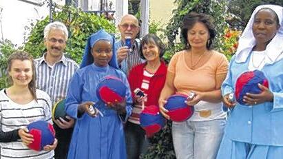 Spendenübergabe: Für die Missionsschwestern Angela (Dritte von links) und Bazuke (rechts), die zurzeit Gäste von Gerhard Ehrenreich (Mitte) sind, gab es Geschenke für die gehörlosen Schulkinder in Masaka und Ntungano. Mit dabei: Kommunikationsassistentin Julia Landfried (links), Gabi Fischer und Sigrid Knoke (Zweite und Dritte von rechts) und Hans Ullrich (Zweiter von links) von der IGU.