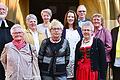 Wiedersehen beim Jubiläum der Konfirmanden       -  (frr)   Weniger Schwierigkeiten als erwartet hatte Pfarrer Gerhard Jahreis mit dem Herausfinden der Adressen der Konfirmanden aus Sondheim/Grabfeld, die er zur Jubiläumskonfirmation einladen wollte. Denn die meisten wohnen noch immer im Bereich ihrer früheren Heimat. Das Besondere: Mit fünf Konfirmanden von ehedem sieben des Jahrgangs 1968 konnte er die Goldene Konfirmation in Sondheims Kirche feiern; der Jahrgang 1958 war mit allen drei &bdquo;diamantenen&ldquo;  Konfirmanden vollständig vertreten, und weitere drei (von einst fünfen) begingen Sonntag sogar die Gnaden-Konfirmation. Die Pfarrer von damals waren Erich Illing (1948), Hans Riegel (1958) und Erich Bornmüller (1968). Auf dem Bild sind nicht alle Jubiläums-Konfirmanden zu sehen.