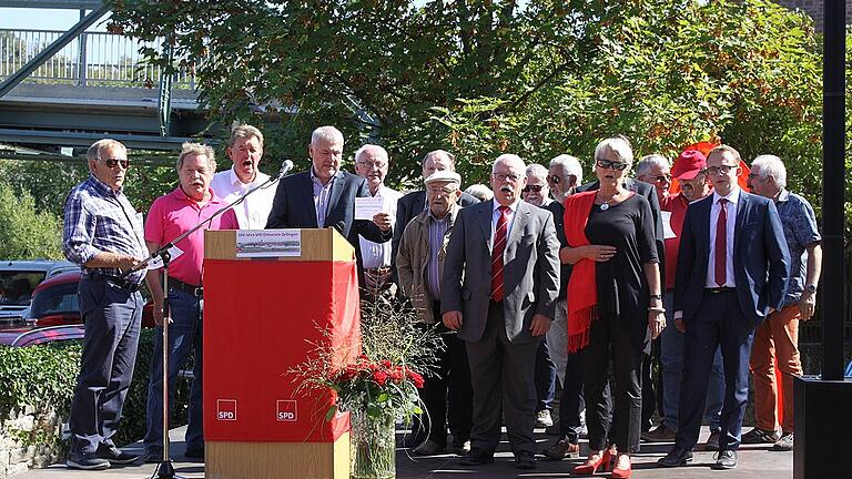Der SPD-Ortsverein Zellingen feierte seinen 100. Geburtstag mit einem Festakt und einem Familienfest. Zum Abschluss sangen die Genossen auf der Bühne gemeinsam &bdquo;Brüder zur Sonne zur Freiheit&rdquo;.