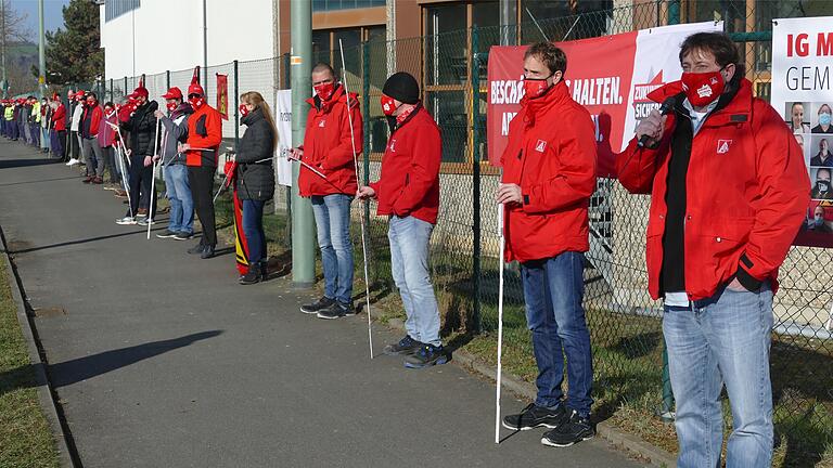 Der Bevollmächtigte der IG Metall in Würzburg, Norbert Zirnsak (mit Mikrofon), stimmte rund 120 IG Metaller auf die neue Tariflage ein. Der Bevollmächtigte der IG Metall in Würzburg, Norbert Zirnsak (mit Mikrofon), stimmte rund 120 IG Metaller auf die neue Tariflage ein.
