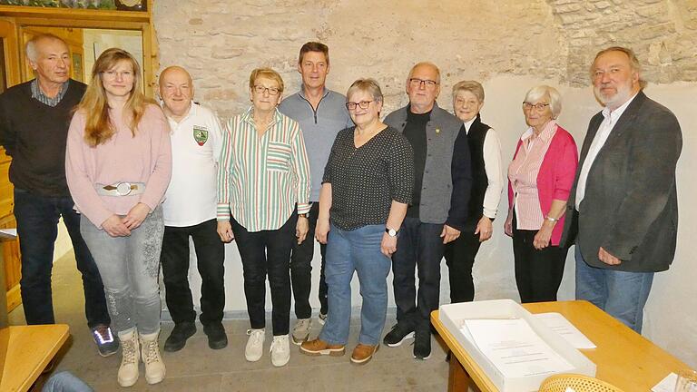 Für drei Jahre gewählt (von links) Wolfgang Denner, Katrin Haas, Bernhard Ludwig, Helene Schöner, Hans-Jürgen Fleck, Gaby Vierheilig, Bernd Ehrlitzer, Michaela Hobner und Renate Schickram. Nicht auf dem Foto 2.Vors. Manfred Dütschke und Günter Hack. 2.Bgm. Edwin Hußlein überbrachte die Grüße der Gemeinde.