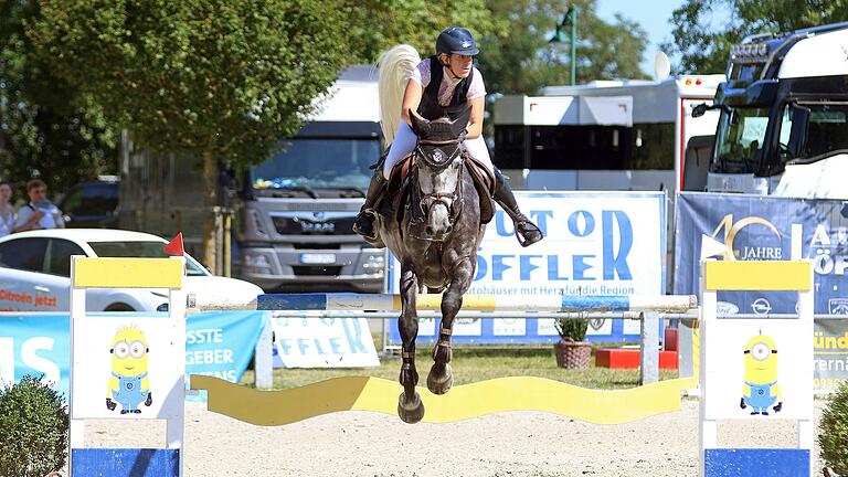 Antonia Müller von der RSG Frankenhof Sonnefeld sprang mit ihrer Stute Delphi de Spalbec Z auf Platz fünf im S*-Springen.