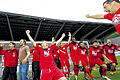Aus, Schluss, aufgestiegen: Die Kickers-Spieler lassen ihrer Freude beim Schlusspfiff freien Lauf und stürmen von der Auswechselbank aufs Spielfeld.