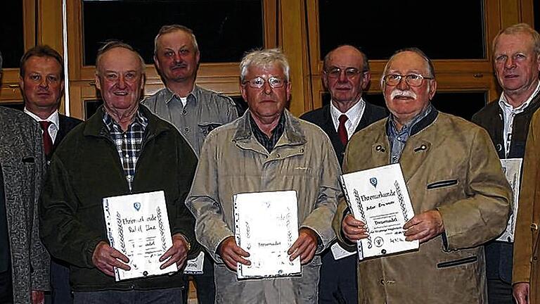 Auszeichnungen: Langjährige Mitglieder der Kreisgruppe Karlstadt der Bayerischen Jagdschutz- und Jägerverbandes sowie die ausgeschiedenen Obmänner wurden ausgezeichnet. Hintere Reihe (von links) Thomas Gundersdorf (ehemaliger Schießobmann), Joachim Staat, Dieter Holzer (ehemaliger Hundeobmann) sowie Karl-Heinz Möhres (25 Jahre). Vordere Reihe Wolfgang Kunz (Vorsitzender), Rudolf Linz (50 Jahre), Paul Kübert (25 Jahre), Arthur Brunner (50 Jahre) sowie Elmar Kütt (stellvertretender Vorsitzender).