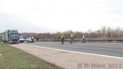 Spurensicherung 2009       -  Der Mann, der jahrelang auf deutschen Autobahnen auf Autotransporter schoss, ist offenbar gefasst. Bei Würzburg ereignete sich der schwerste Fall: Eine Autofahrerin wäre um ein Haar getötet worden. Fotos von der Spurensicherung auf der A3 vom November 2009.