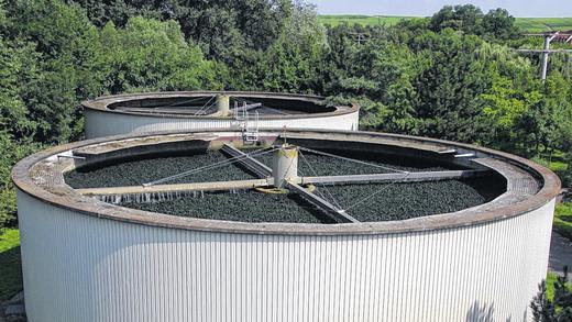 In die Jahre gekommen: Die vor 30 Jahren erbaute Großkläranlage in Volkach muss für fünf Millionen Euro erweitert und aktuellen Vorgaben angepasst werden. Im kommenden Jahr soll mit dem Bau einer neuen Belebungsanlage begonnen werden. In die Jahre gekommen: Die vor 30 Jahren erbaute Großkläranlage in Volkach muss für fünf Millionen Euro erweitert und aktuellen Vorgaben angepasst werden. Im kommenden Jahr soll mit dem Bau einer neuen Belebungsanlage begonnen werden.