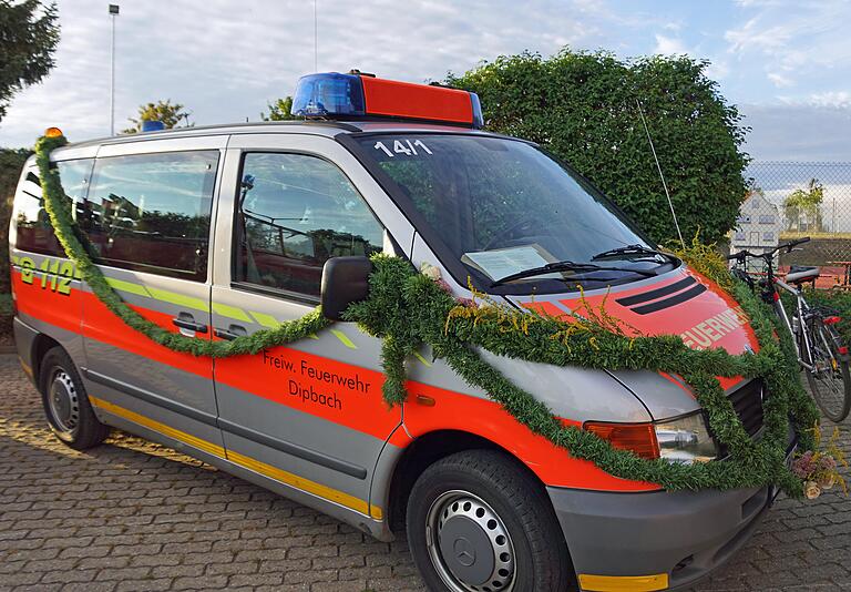 Beim 145-jährigen Gründungsjubiläum der Freiwilligen Feuerwehr Dipbach hat Diakon Artur Eisenacher den neu gekauften Mannschaftstransportwagen gesegnet. Eine großzügige Spende von Dieter Schmitt aus Dipbach und die finanzielle Unterstützung der Gemeinde Bergtheim haben die Anschaffung und Umrüstung des gebrauchten Fahrzeugs ermöglicht. 



 Foto: Irene Konrad