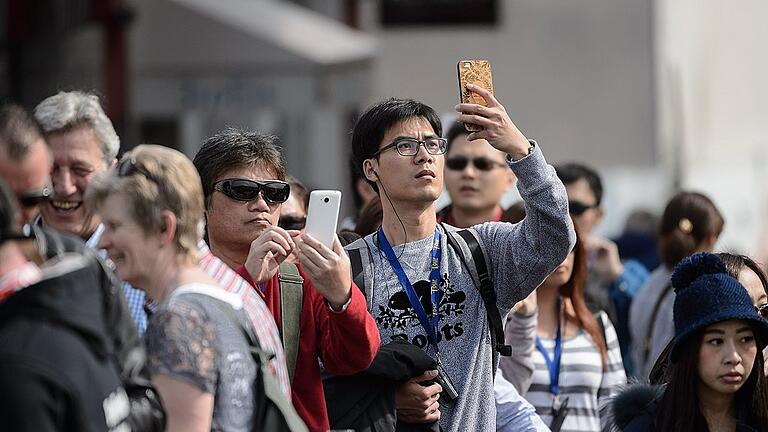Frühling in Würzburg - Besonders beliebt bei Touristen aus Asien sind Selfies – das ist auch in Würzburg so. Frühling in Würzburg - Besonders beliebt bei Touristen aus Asien sind Selfies – das ist auch in Würzburg so.