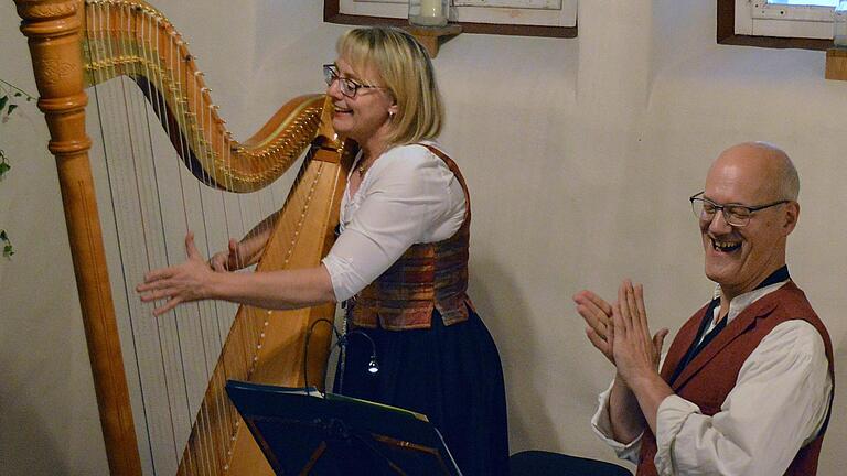'Duo Califragilis' - Vollblutmusiker in ihrem Element: Hellauf begeistert war das Publikum vom Eibelstadter Ehepaar Rosemarie Seitz und Franz Josef Schramm (hier im Bild ausnahmsweise ohne Instrument)bei ihrem Sommerkonzert im altehrwürdigen Anwesen des Ehepaares Susanne und Axel von Erffa in der Fischergasse 4.