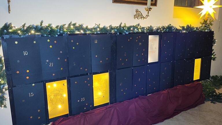 Das Bild zeigt den kreativ gestalteten Adventskalender in der Kirche St. Laurentius in Marktheidenfeld.