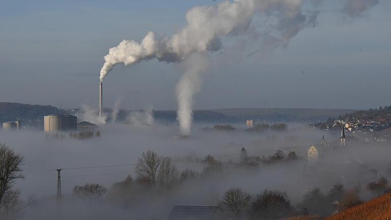 Die Zuckerfabrik in Ochsenfurt im Morgennebel. Die Zuckerfabrik in Ochsenfurt im Morgennebel.