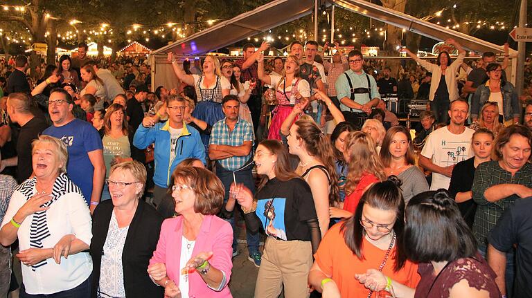 Die Band "Partyräuber" sorgte am Freitagabend für beste Stimmung unter den rund 12 000 Weinfestbesuchern. Die feierwütigsten Gäste trieb die mitreißende Live-Musik auf Tische und Bänke. Die Band "Partyräuber" sorgte am Freitagabend für beste Stimmung unter den rund 12 000 Weinfestbesuchern. Die feierwütigsten Gäste trieb die mitreißende Live-Musik auf Tische und Bänke.
