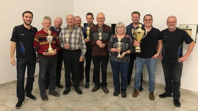 Bei der Siegerehrung (von links): Marco Gehret (Sportleiter KKS Karlburg), Erich Renk, Paul Kübert, Peter Rosenberger, Rainer Messerer (alle Wasserwacht), Benedikt Größler (Feuerwehr), Richard Rösch (Wasserwacht), Sigrid Lang (Musikverein), Volker Nötscher, Tobias Rüppel (beide Feuerwehr) und Werner Schrauth (erster Schützenmeister KKS Karlburg). Bei der Siegerehrung (von links): Marco Gehret (Sportleiter KKS Karlburg), Erich Renk, Paul Kübert, Peter Rosenberger, Rainer Messerer (alle Wasserwacht), Benedikt Größler (Feuerwehr), Richard Rösch (Wasserwacht), Sigrid Lang (Musikverein), Volker Nötscher, Tobias Rüppel (beide Feuerwehr) und Werner Schrauth (erster Schützenmeister KKS Karlburg).