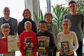 Im Bild (hinten von links): Steffen Heil (Klassenlehrer 6/2), Stefanie Greif (Stadtbücherei Weikersheim), Gudrun Wolf (Konrektorin), Julian Wörlein (Klassenlehrer 6/1) und (vorne von links) Schulsieger Theodor Hirschle und die Klassensieger Maalik Kuhn, Sullivan Adjetey und Anna Schmidt.