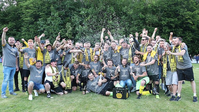 Wilde Sektspritzerei: Gemeinsam mit ihren Fans feierten die Spieler des FC Arnstein den Aufstieg in die Kreisliga. Gegen die DJK Schwebenried/Schwemmelsbach II gewannen sie verdient mit 4:2. Wilde Sektspritzerei: Gemeinsam mit ihren Fans feierten die Spieler des FC Arnstein den Aufstieg in die Kreisliga. Gegen die DJK Schwebenried/Schwemmelsbach II gewannen sie verdient mit 4:2.