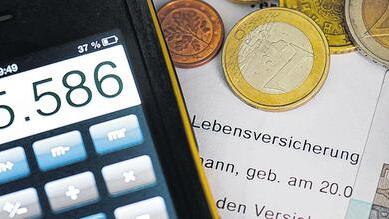 Versicherungsschein einer Lebensversicherung: Niedrige Zinsen nagen seit Jahren an den Erträgen. Versicherungsschein einer Lebensversicherung: Niedrige Zinsen nagen seit Jahren an den Erträgen.