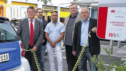 Hier kommt der Sprit durchs Kabel: Bürgermeister Adolf Bauer, WVV-Pressesprecher Manuel Schön, Frank Stumpf (Stadtreiniger), Christian Strohalm, stellvertretender Werkleiter der Stadtreiniger, und Umweltreferent Wolfgang Kleiner (von links) beim Aufladen des Elektromobils der Stadtreiniger an der neuen Ladesäule in der Aumühle.