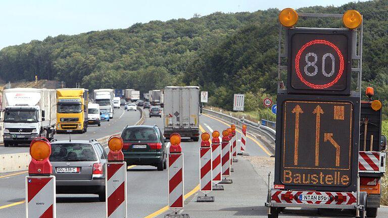 Baustelle Autobahn A3 - Im gesamten Bundesgebiet behindern Baustellen den Autobahnverkehr. Baustelle Autobahn A3 - Im gesamten Bundesgebiet behindern Baustellen den Autobahnverkehr.