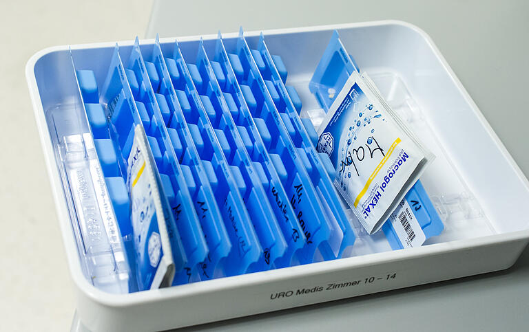Welcher Patient bekommt welche Medikamente ? Hat Ramona Hoos Nachtdienst, bereitet sie die Medikamenten-Tabletts für den nächsten Tag vor. Welcher Patient bekommt welche Medikamente ? Hat Ramona Hoos Nachtdienst, bereitet sie die Medikamenten-Tabletts für den nächsten Tag vor. 