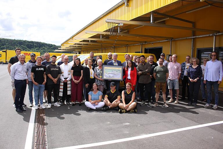 Das Team mit 47 Mitarbeitern des neue Zustellstützpunktes Zellingen bei der Eröffnung zusammen mit dem Niederlassungsleiter Würzburg Peter Hauerstein, Betriebsvorsitzender Ayfer Arayicin, Standortleiterin Birgit Schrenker und den Ehrengästen. Das Team mit 47 Mitarbeitern des neue Zustellstützpunktes Zellingen bei der Eröffnung zusammen mit dem Niederlassungsleiter Würzburg Peter Hauerstein, Betriebsvorsitzender Ayfer Arayicin, Standortleiterin Birgit Schrenker und den Ehrengästen.