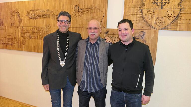 Jo Krimm (Mitte) schied auf eigenen Wunsch aus dem Gemeinderat Kreuzwertheim aus und wurde von Bürgermeister Klaus Thoma verabschiedet. Für Krimm rückt Stefan Kaufmann (rechts) nach.