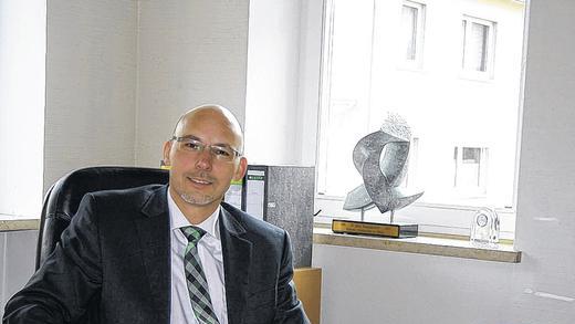 Frisch im Amt: Jürgen Lippert an seinem Arbeitsplatz im Gemündener Rathaus. Dem aufgeräumten und fast leeren Schreibtisch zum Trotz absolviert der Bürgermeister pralle und lange Arbeitstage. Frisch im Amt: Jürgen Lippert an seinem Arbeitsplatz im Gemündener Rathaus. Dem aufgeräumten und fast leeren Schreibtisch zum Trotz absolviert der Bürgermeister pralle und lange Arbeitstage.