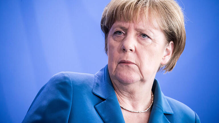 Bundeskanzlerin Angela Merkel       -  ARCHIV - Bundeskanzlerin Angela Merkel (CDU) verfolgt am 12.07.2016 eine Pressekonferenz in Berlin mit dem irischen Ministerpräsidenten Kenny. Foto: Michael Kappeler/dpa (zur Vorberichterstattung zum Thema 'Vor der Reise von Kanzlerin Angela Merkel nach Italien' vom 21.08.2016) +++(c) dpa - Bildfunk+++
