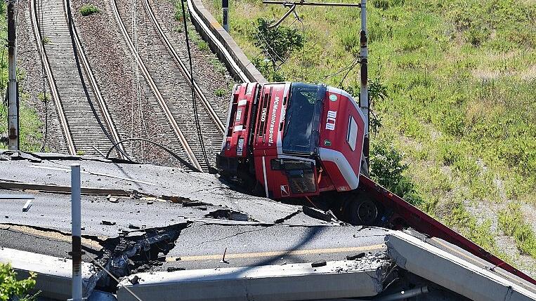 Autobahnbrücke in Genua eingestürzt - Ein Lastwagen liegt unter den Trümmern der Brücke. Autobahnbrücke in Genua eingestürzt - Ein Lastwagen liegt unter den Trümmern der Brücke.