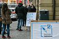 Im Würzburger Rathaus ist ein Impfzentrum eingerichtet. Die Nachfrage ist groß, wie die langen Schlangen vor dem Eingang zeigen.&nbsp;