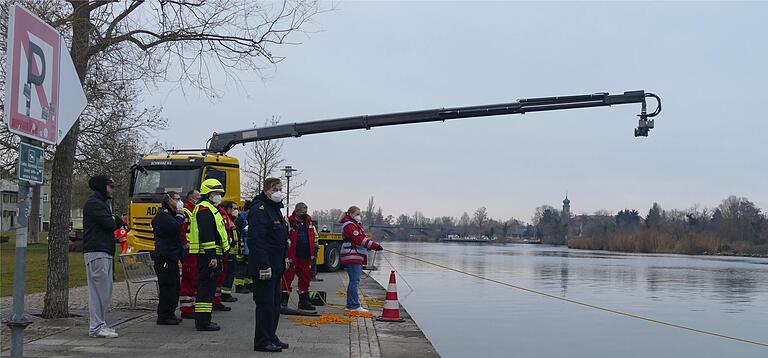 Am Schiffsanleger am Unteren Mainkai wurde das Fahrzeug per Sonar im Fluss ausfindig gemacht. Am Schiffsanleger am Unteren Mainkai wurde das Fahrzeug per Sonar im Fluss ausfindig gemacht.
