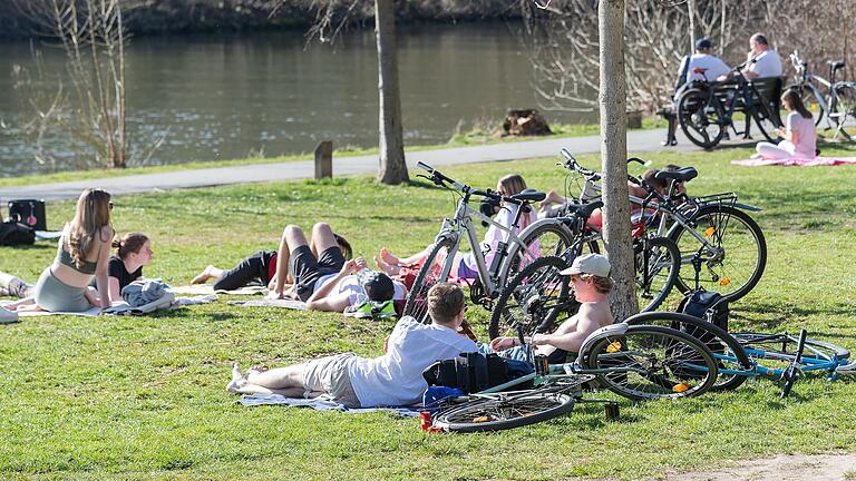 Zu einer guten Fahrradtour gehört auch ein schönes Fleckchen, an dem sich pausieren lässt – wie hier an den Mainwiesen in Würzburg. Zu einer guten Fahrradtour gehört auch ein schönes Fleckchen, an dem sich pausieren lässt – wie hier an den Mainwiesen in Würzburg.