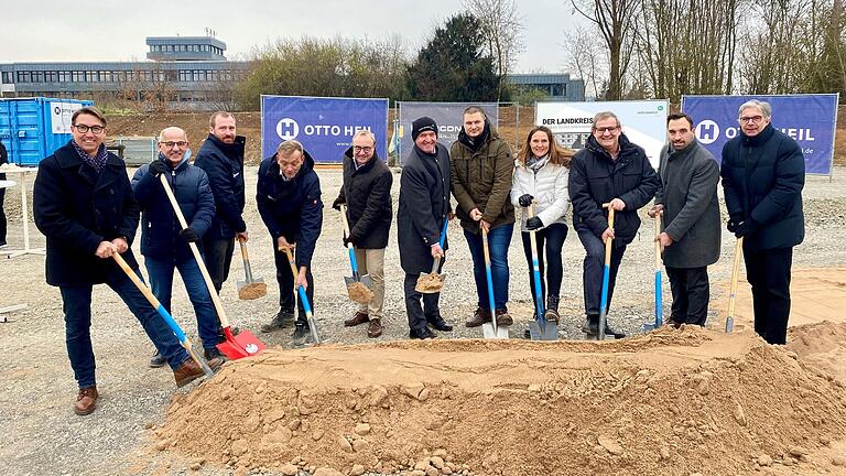 Nach dem feierlichen Spatenstich mit allen (Bau-)Verantwortlichen gehen die Bauarbeiten am neuen Schülerwohnheim der Jakob-Preh-Schule in Bad Neustadt nun offiziell los.