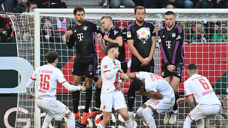 FC Augsburg - Bayern München.jpeg       -  Eigentlich eine hervorragende Schussposition, doch Augsburgs Ruben Vargas (links) schießt per Freistoß nur Mitspieler Felix Uduokhai an. Die Mauer des FC Bayern München muss gar nicht eingreifen.