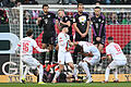 FC Augsburg - Bayern München.jpeg       -  Eigentlich eine hervorragende Schussposition, doch Augsburgs Ruben Vargas (links) schießt per Freistoß nur Mitspieler Felix Uduokhai an. Die Mauer des FC Bayern München muss gar nicht eingreifen.