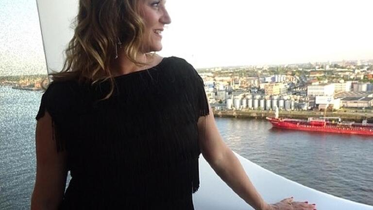 Blick über Hafen und Stadt Hamburg: Die Sängerin Julia Rutigliano in der Elbphilharmonie.