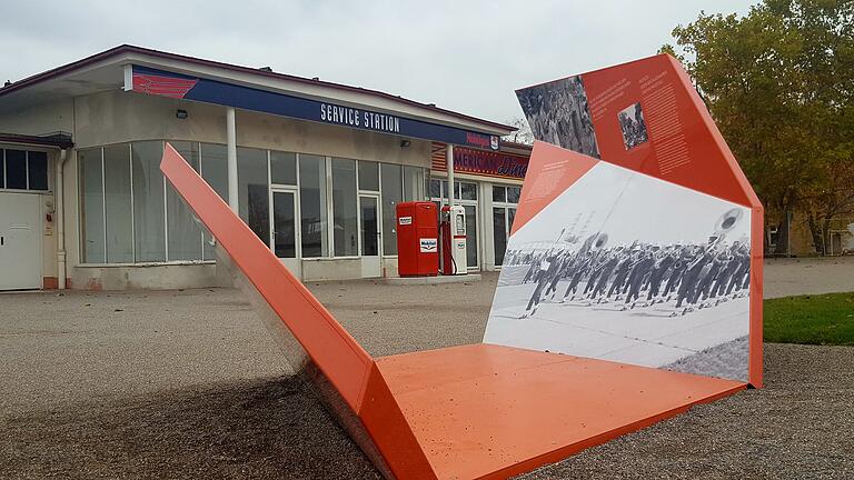 Die historische US-Tankstelle am Hubland auf dem ehemaligen Gelände der Landesgartenschau. Im Vordergrund erinnert eine Stele an die Zeit der Nutzung des Geländes durch die US-Armee. Die historische US-Tankstelle am Hubland auf dem ehemaligen Gelände der Landesgartenschau. Im Vordergrund erinnert eine Stele an die Zeit der Nutzung des Geländes durch die US-Armee.