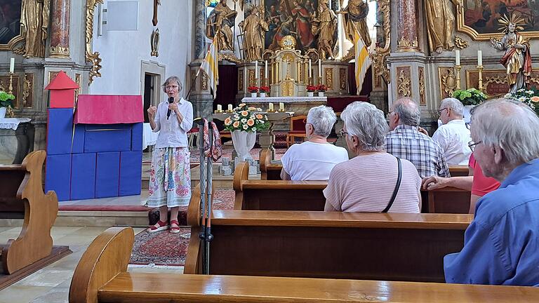 Bei den Rundgängen durch Dorf und Kirche präsentierte Historikerin Daniela Harbeck-Barthel die Schätze von St. Laurentius. Bei den Rundgängen durch Dorf und Kirche präsentierte Historikerin Daniela Harbeck-Barthel die Schätze von St. Laurentius.