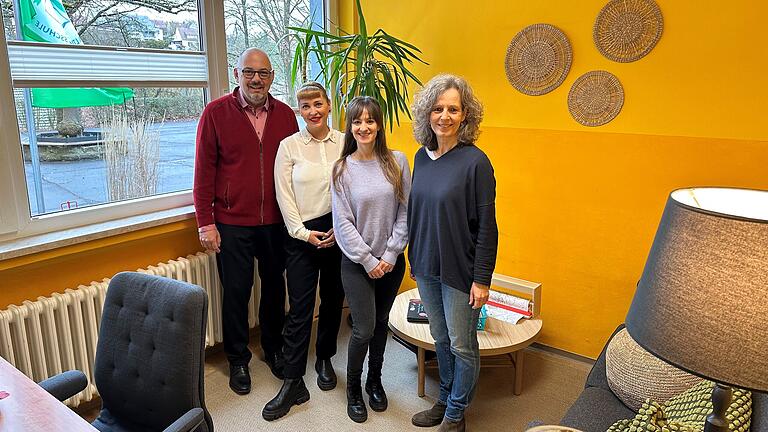 Auf dem Bild (von links) Bürgermeister Stefan Hemmerich, Gemeindejugendpflegerin Julia Pietryga, Jugendsozialarbeiterin Stefanie Assfalg und Grundschulleitung Elisabeth Gahn. Auf dem Bild (von links) Bürgermeister Stefan Hemmerich, Gemeindejugendpflegerin Julia Pietryga, Jugendsozialarbeiterin Stefanie Assfalg und Grundschulleitung Elisabeth Gahn.