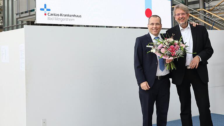 Prof. Dr. Mathias Buttmann, Chefarzt der Klinik für Neurologie am Caritas-Krankenhaus, und Prof. Dr. Peter Flachenecker, Chefarzt des Neurologischen Rehabilitationszentrums Quellenhof in Bad Wildbad, beantworten Fragen der Besucher am MS-Tag im Caritas-Krankenhaus.