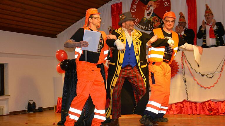 Und sie mögen sich doch - die Sitzungspräsidenten Markus König und Bastian Gies bringen den 'Proazeller' Florian Wischert (Mitte) von der Bühne.&nbsp;