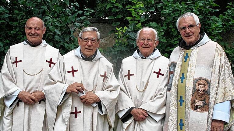 Pater Raymund Eglmaier (von links), Bruder Martin Domogalla und Pater Alexander Weißenberger feierten am Sonntag in Dettelbach ihr Goldenes Priesterjubiläum. Die Festpredigt hielt Pater Heribert Arens, Guardian von Vierzehnheiligen. Pater Raymund Eglmaier (von links), Bruder Martin Domogalla und Pater Alexander Weißenberger feierten am Sonntag in Dettelbach ihr Goldenes Priesterjubiläum. Die Festpredigt hielt Pater Heribert Arens, Guardian von Vierzehnheiligen.
