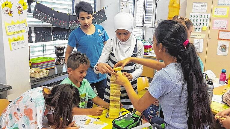 Gemeinsam einen Turm bauen: Ein Punkt beim beim schulübergreifenden Projekt der Auenschule.