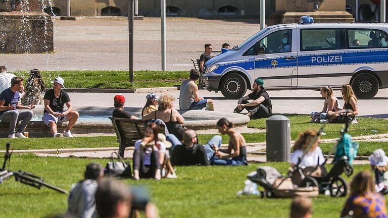 Sind das noch Zweiergruppen oder nicht? Und einige Bürger fragen sich: Muss ich jetzt die Polizei rufen? Hier kontrollierte die Stuttgarter Polizei in der Innenstadt, ob sich die Menschen an die Abstandsregel halten. Foto: Christoph Schmidt/dpa - Sind das noch Zweiergruppen oder nicht? Und einige Bürger fragen sich: Muss ich jetzt die Polizei rufen? Hier kontrollierte die Stuttgarter Polizei in der Innenstadt, ob sich die Menschen an die Abstandsregel halten. Foto: Christoph Schmidt/dpa Sind das noch Zweiergruppen oder nicht? Und einige Bürger fragen sich: Muss ich jetzt die Polizei rufen? Hier kontrollierte die Stuttgarter Polizei in der Innenstadt, ob sich die Menschen an die Abstandsregel halten. Foto: Christoph Schmidt/dpa - Sind das noch Zweiergruppen oder nicht? Und einige Bürger fragen sich: Muss ich jetzt die Polizei rufen? Hier kontrollierte die Stuttgarter Polizei in der Innenstadt, ob sich die Menschen an die Abstandsregel halten. Foto: Christoph Schmidt/dpa