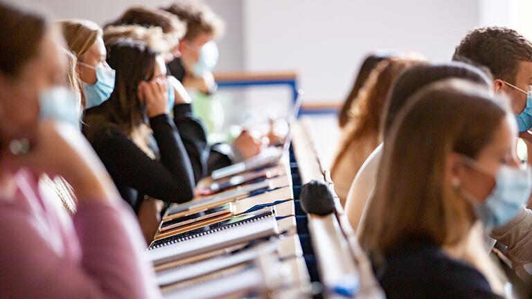 Mit mehr Präsenz-Veranstaltungen waren die Studierenden der Uni Würzburg in das Wintersemester 21/22 gestartet, mit der Delta-Welle vor Weihnachten kehrte man fast überall zur Digitallehre zurück. Mit mehr Präsenz-Veranstaltungen waren die Studierenden der Uni Würzburg in das Wintersemester 21/22 gestartet, mit der Delta-Welle vor Weihnachten kehrte man fast überall zur Digitallehre zurück.