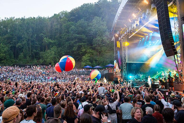 Vergangenes Jahr spielte die Indie-Rockband Kraftklub als einer der Headliner auf dem Taubertal-Festival in Rothenburg ob der Tauber. Dieses Jahr stehen neben Peter Fox, Marteria und den Broilers ebenfalls wieder viele bekannte Bands auf den Bühnen. Vergangenes Jahr spielte die Indie-Rockband Kraftklub als einer der Headliner auf dem Taubertal-Festival in Rothenburg ob der Tauber. Dieses Jahr stehen neben Peter Fox, Marteria und den Broilers ebenfalls wieder viele bekannte Bands auf den Bühnen. 