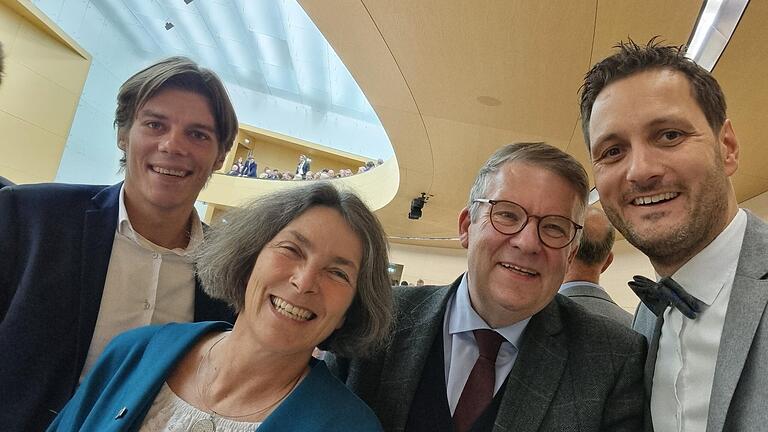 Über die Parteigrenzen hinweg will das Quartett (von links) aus Felix von Zobel (FW), Kerstin Celina (Grüne), Volkmar Halbleib (SPD) und Björn Jungbauer (CSU) zum Wohl des Landkreises Würzburg zusammenarbeiten. Über die Parteigrenzen hinweg will das Quartett (von links) aus Felix von Zobel (FW), Kerstin Celina (Grüne), Volkmar Halbleib (SPD) und Björn Jungbauer (CSU) zum Wohl des Landkreises Würzburg zusammenarbeiten.