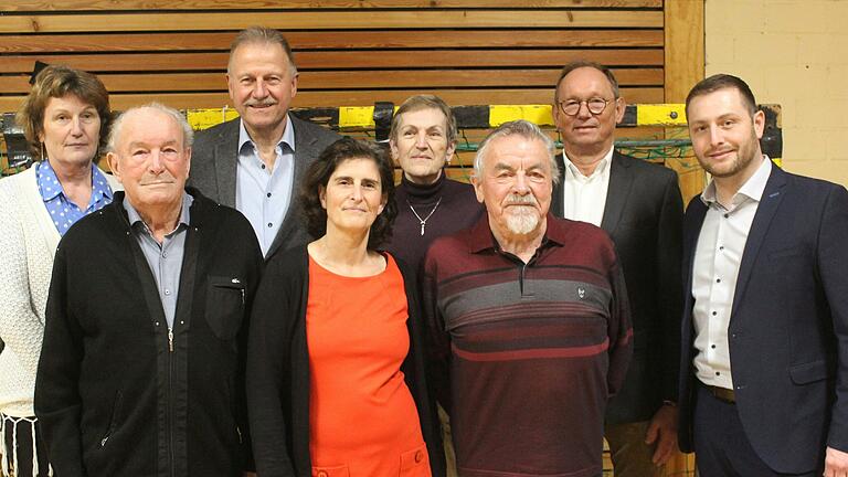 Markus Günther (rechts), Vorsitzender des TV Großlangheim ehrte in der Jahresversammlung des Vereins am Sonntagabend in der Turnhalle (von links) Heike Sterk, Raimund Pfannes, Walter Haupt, Sabine Hufnagel, Helga Stöver, Artur Schmitt und Oswald Faustmann für langjährige Treue zum Sportverein.